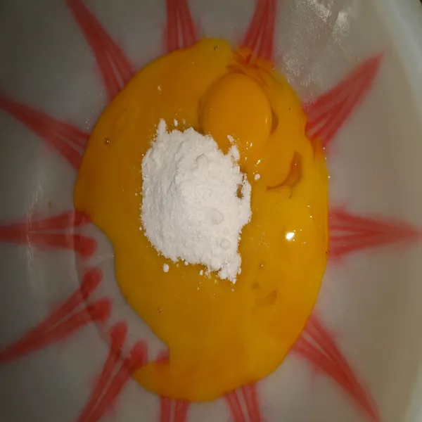 Mixer kuning telur dan gula halus sampai mengembang kental.