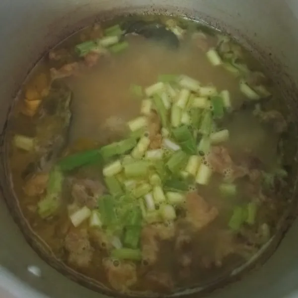 Terakhir, masukkan irisan daun bawang. Aduk rata dan masak sebentar hingga daun bawang layu. Matikan api. Sajikan soto daging madura bersama pelengkapnya.