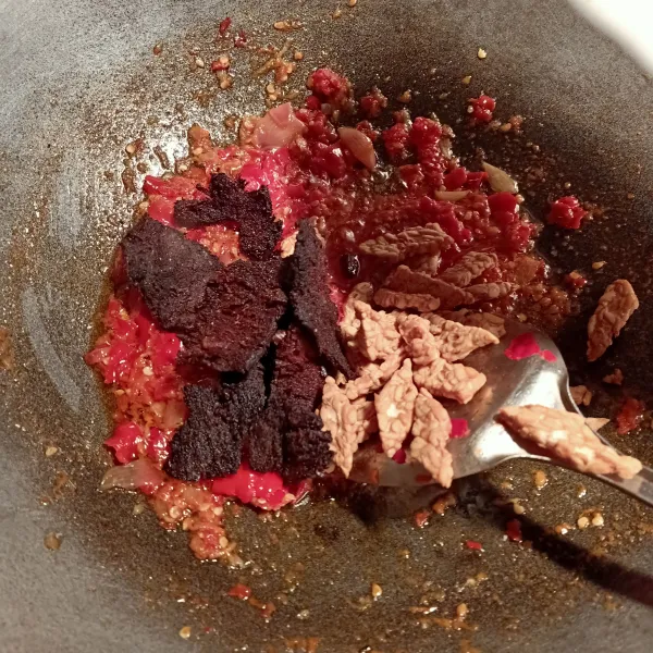 Setelah cabe matang, masukan daging dan tempe aduk rata sebentar saja, angkat.