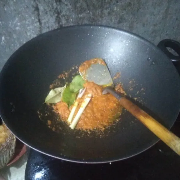 panaskan minyak, tumis bumbu halus, sereh dan daun salam hingga harum.