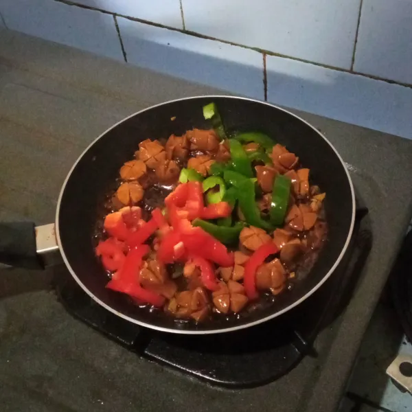 Masukkan paprika merah dan hijau.