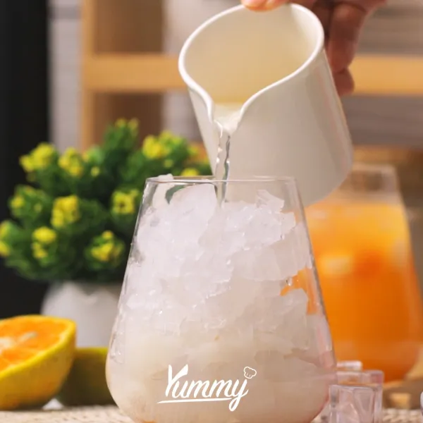 Tuangkan air kelapa.