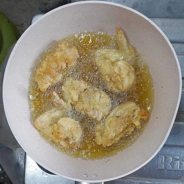 Panaskan minyak, goreng daging ayam sampai matang, cukup sekali balik. Goreng hingga matang dan berwarna kuning keemasan.