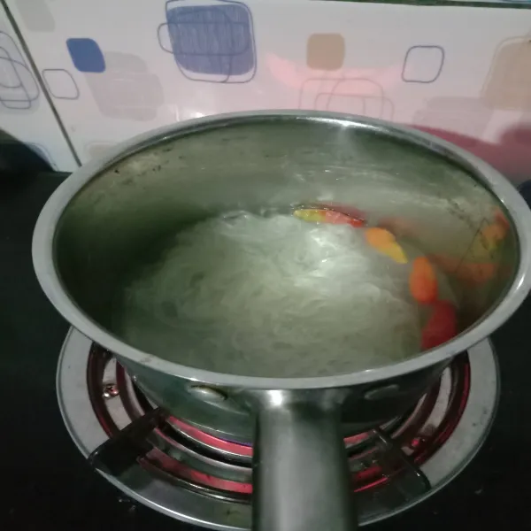 Rebus bihun dan cabe hingga empuk. Tiriskan. Haluskan cabe.