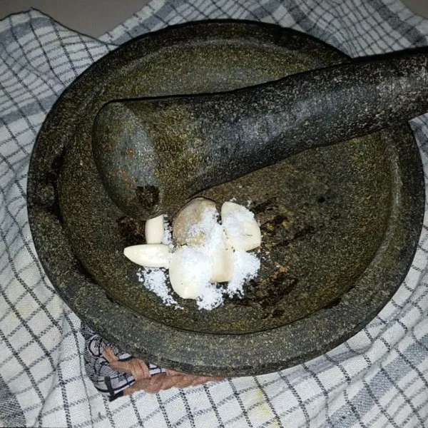 Haluskan bumbu ungkep, bawang putih dan jahe.