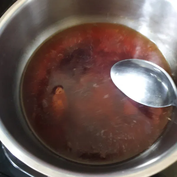 Rebus gula merah, air dan daun pandan. Saring dan dinginkan.