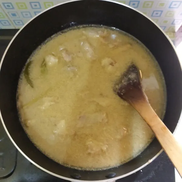 Masak hingga daging matang dan koreksi rasanya lalu matikan api.