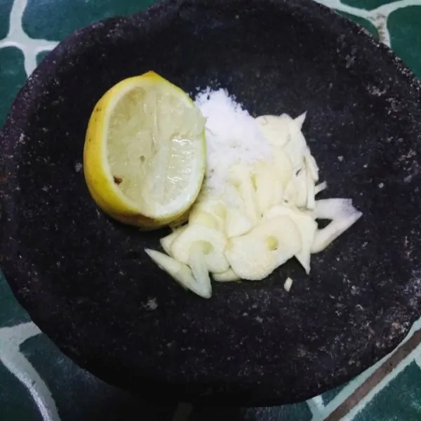 Haluskan bawang putih dan garam, beri perasan jeruk lemon dan air hangat. Aduk rata.