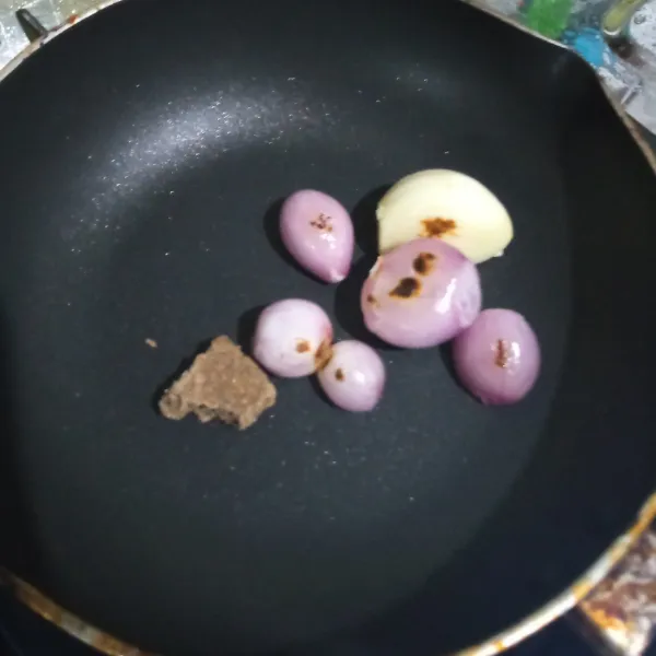 Bakar bawang merah bwang putih dan terasi hingga terasi agak kering, dan bawang layu