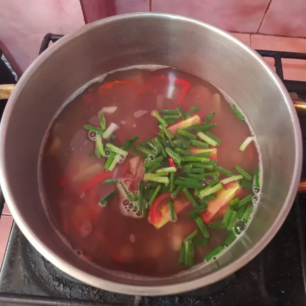 Masukkan irisan tomat dan daun bawang. Tes rasa.