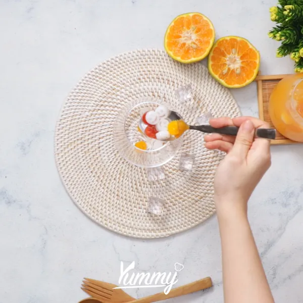 Masukkan jelly dan nata de coco ke dalam gelas.