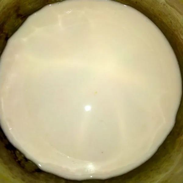 Campur tepung tapioka, air, dan gula pasir. Aduk rata.