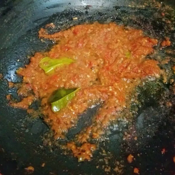 Tumis bumbu sambal dengan minyak goreng hingga harum.