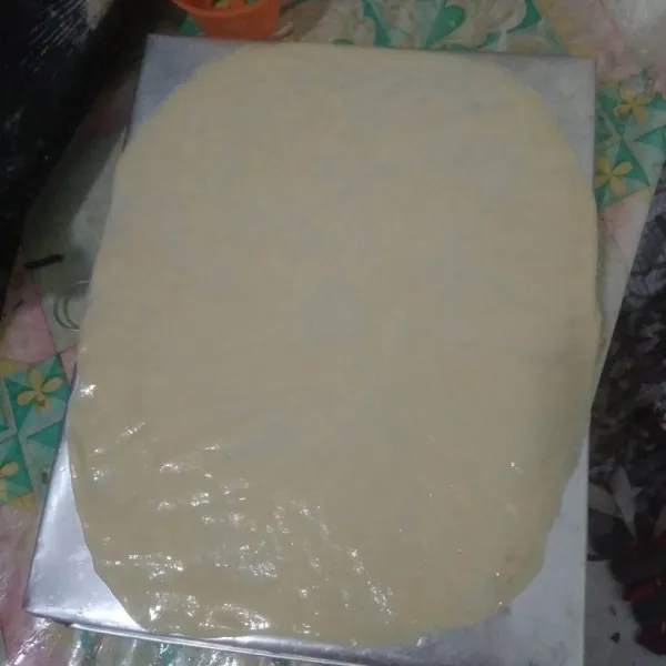 Ambil satu bulatan kulit martabak. Gilas dengan rolling pin sampai lebar.