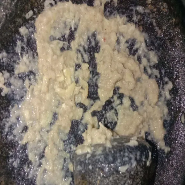 Haluskan semua bahan bumbu halus.