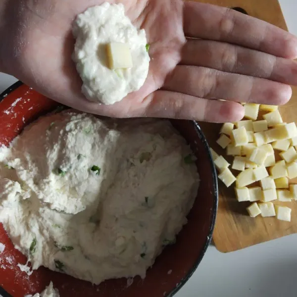 Ambil adonan cilok secukupnya lalu isi dengan keju mozzarella dan bentuk bulat seperti bola.