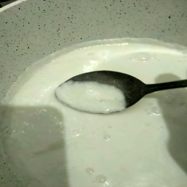 Ambil beberapa sendok makan sari pati santan yang berada diatasnya, salin ke dalam wadah. Sisihkan.