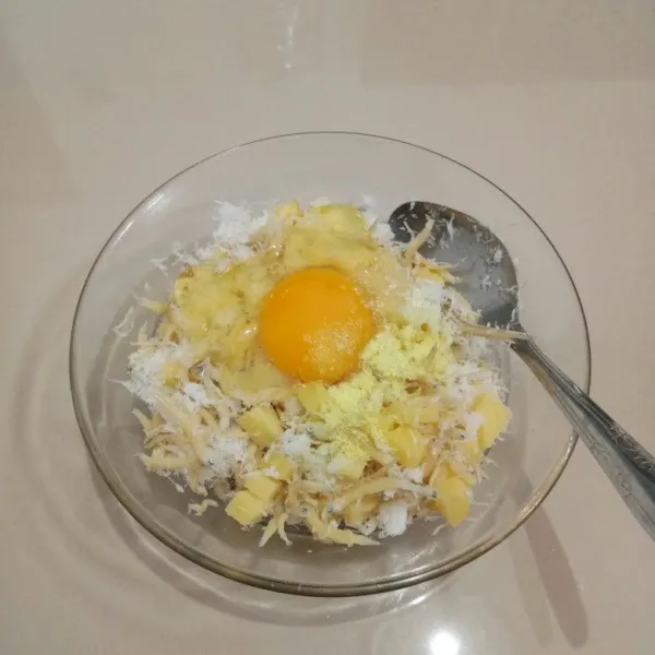 Lalu tambahkan telur,kaldu bubuk dan gula pasir. Aduk rata kembali.