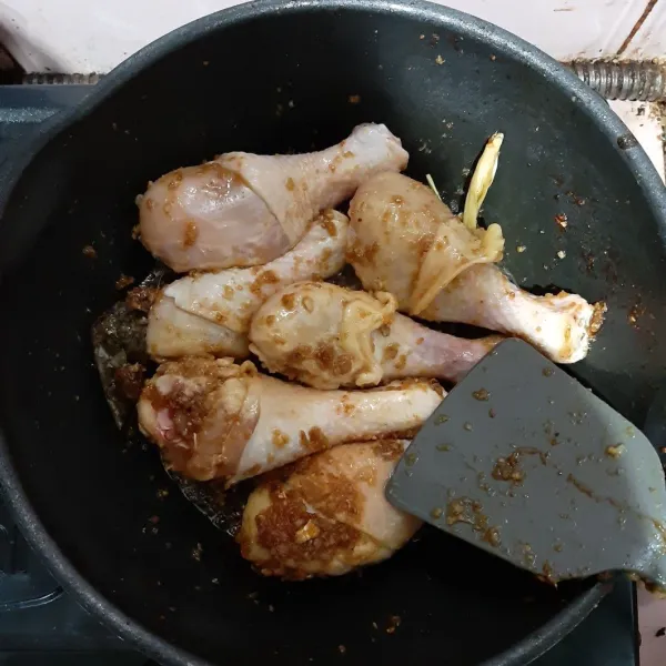 Masukan ayam, aduk-aduk hingga ayam ½ matang. Gunakan api kompor sedang.