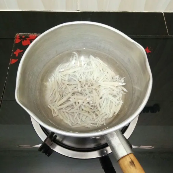 Cuci bersih ikan teri. Lalu rebus dengan secukupnya air hingga empuk,tiriskan.