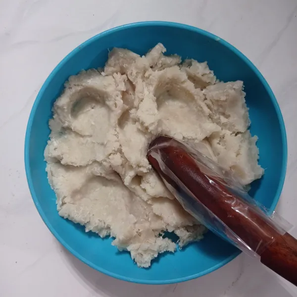 Selagi panas, tumbuk keladi dicampur dengan kelapa parut hingga halus. Tabur garam dan gula sedikit demi sedikit sambil terus ditumbuk supaya tercampur rata. Koreksi rasanya.