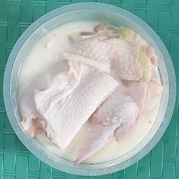 Daging ayam cuci bersih kemudian tiriskan. Campur semua bahan tepung basah, celupkan daging ayam ke dalamnya.