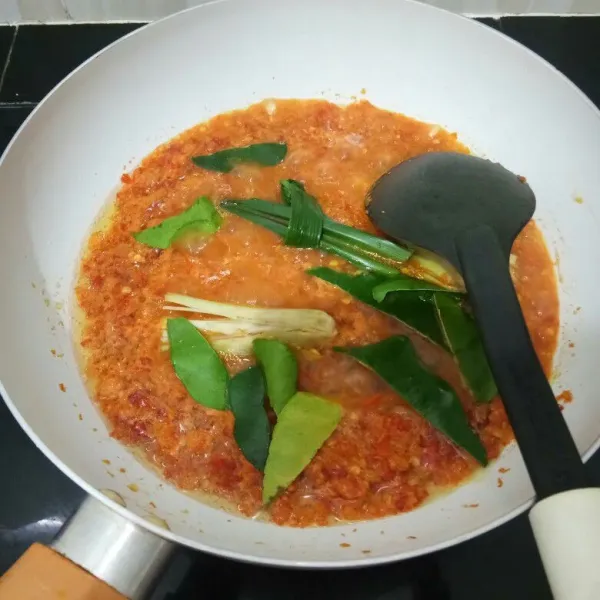 Panaskan minyak goreng lalu tumis bumbu halus, daun jeruk, daun pandan, dan serai hingga matang dan harum.