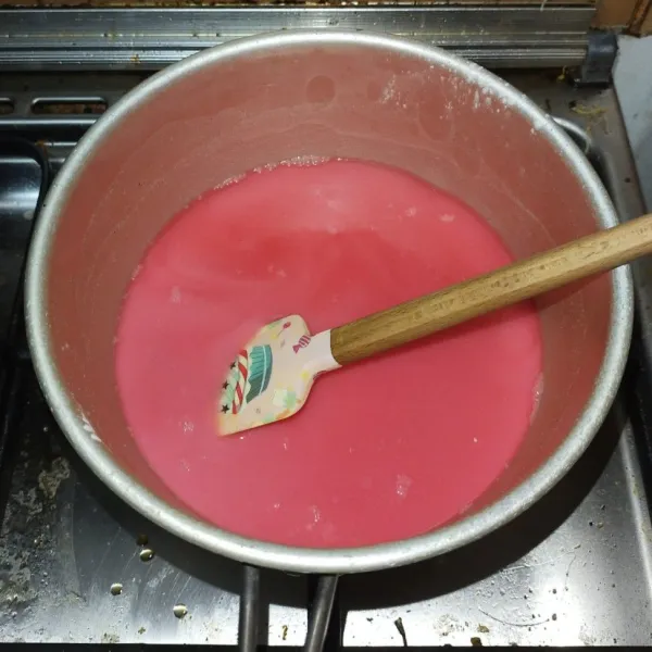 Dawet/ cendol : larutkan tepung hungkwe dengan air, tambahkan garam, nyalakan api. Masak hingga mengental dan berubah warna menjadi lebih bening.