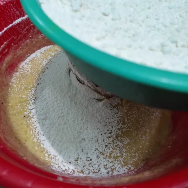 Masukkan bahan kering sambil diayak. Aduk rata.