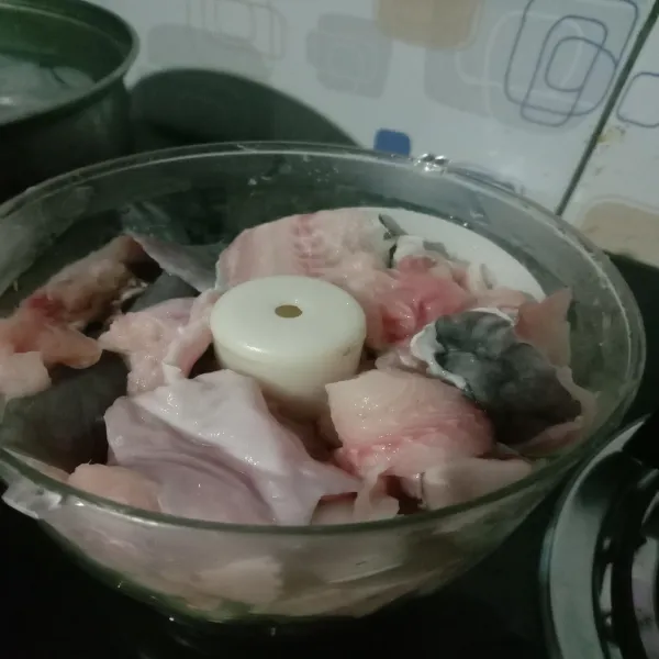 Haluskan fillet ikan lele hingga halus.