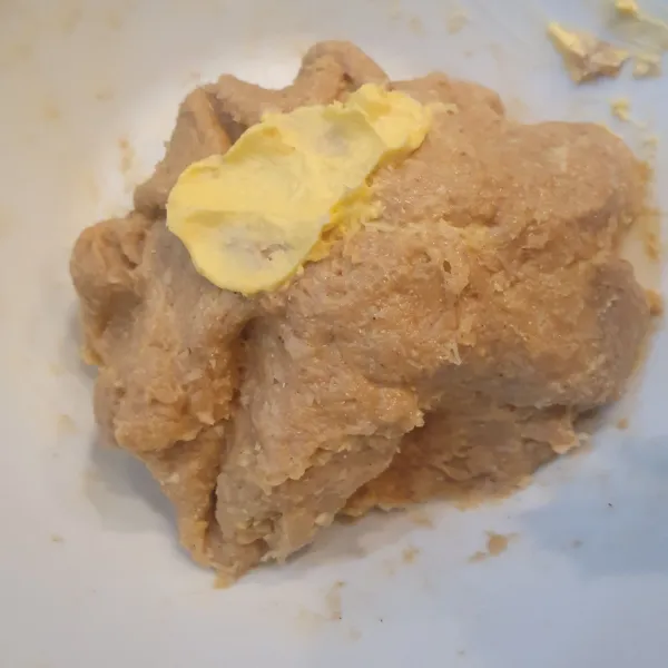 Tambahkan margarine, uleni lagi. Istirahatkan adonan selama 30 menit, tutup permukaannya.
