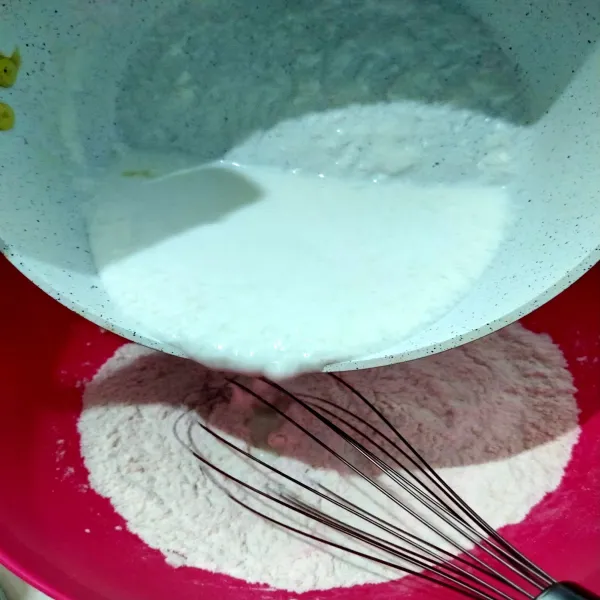 Masukkan santan hangat yang sudah direbus tadi. Aduk hingga rata sambil dikeplok-keplok.