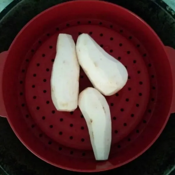 Kukus keladi hingga matang dan empuk.
