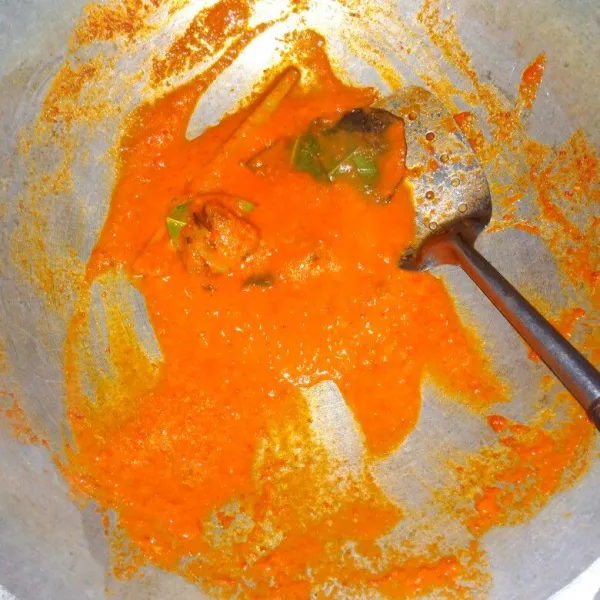 Panaskan minyak goreng, tumis bumbu halus, lengkuas, daun salam, daun jeruk dan serai sampai harum dan bumbu matang.