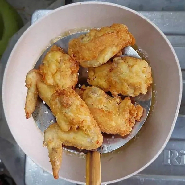 Angkat, tiriskan dan sisihkan
