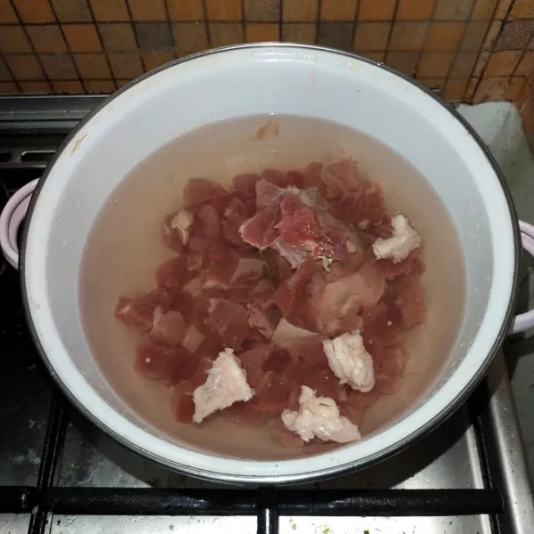 Rebus daging dan tambahkan garam. Jika sudah mendidih, buang lemak yang mengapung sehingga hanya tertingga kaldu beningnya. Rebus hingga daging empuk.
