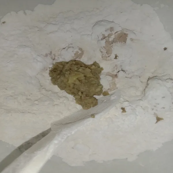 Dalam wadah campur fillet lele, tepung tapioka, tepung beras dan bumbu halus.