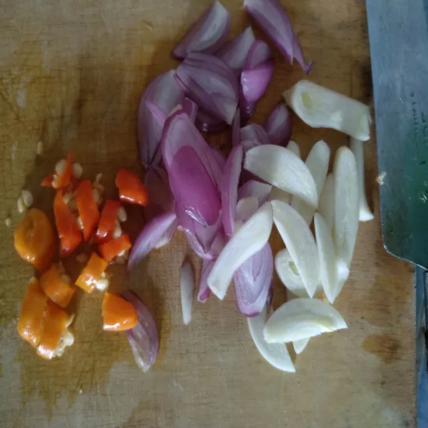 Iris tipis bawang merah, bawang putih, dan cabe rawit.