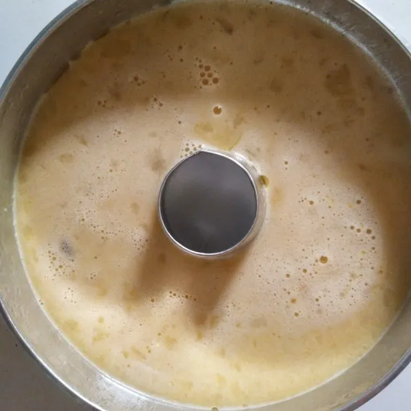 Masukkan ke dalam loyang yang sudah diolesi dengan margarin (ukuran 18x6 cm).
