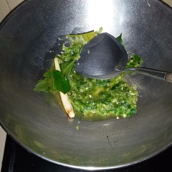 Panaskan minyak goreng. Tumis bumbu halus, daun jeruk, daun salam, batang serai hingga harum. Masukkan ayam, tumis sebentar.