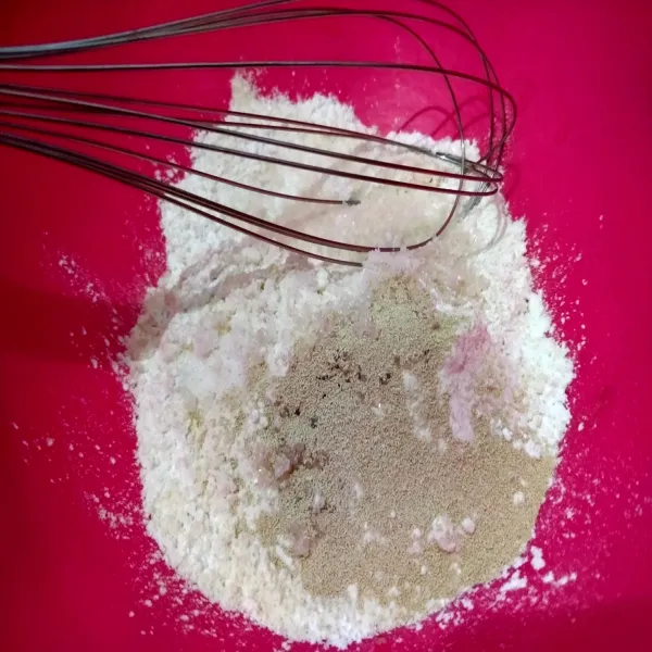 Aduk rata semua bahan kering.