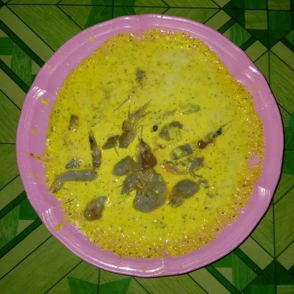 Masukkan irisan udang, aduk rata.