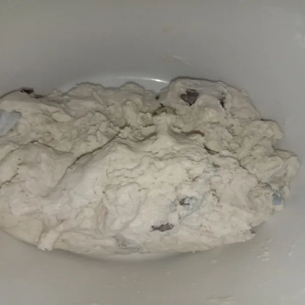 Masukkan air es sedikit-sedikit sambil diuleni hingga adonan dapat dipulung seperti difoto. Bentuk adonan sesuai selera. Rebus adonan hingga mengambang, lalu tiriskan.