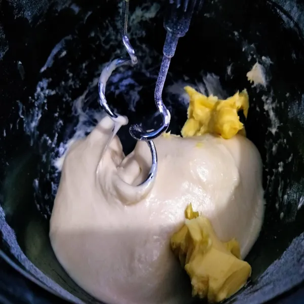 Jika sudah setengah kalis, masukkan margarin, mixer lagi hingga kalis elastis.