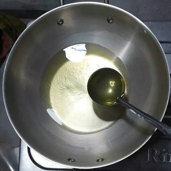 Panaskan minyak dan ambil dengan sendok sayur.