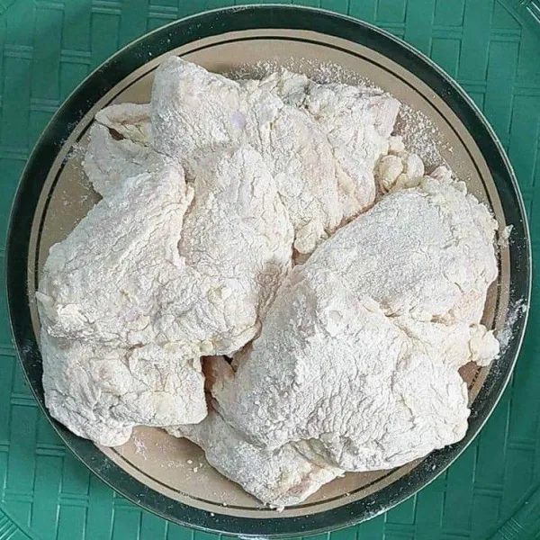 Balur daging ayam sampai terlapis sempurna, diamkan selama 5 menit dan daging ayam siap untuk digoreng.