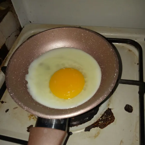 Siapkan telur ceplok.