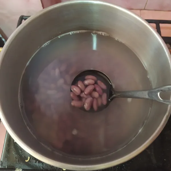 Rendam kacang merah kering semalaman, cuci dan bilas, lalu  rebus hingga empuk.