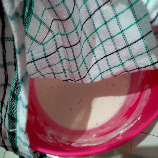 Diamkan minimal 1 jam hingga mengembang dan berbusa. Tutup dengan serbet.