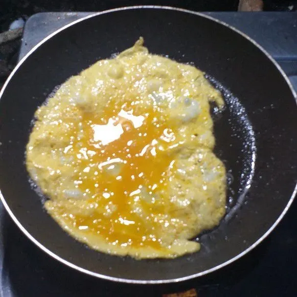 Kocok telur dan tambahkan sedikit garam kemudian dadar hingga matang, potong 2 bagian, sisihkan.